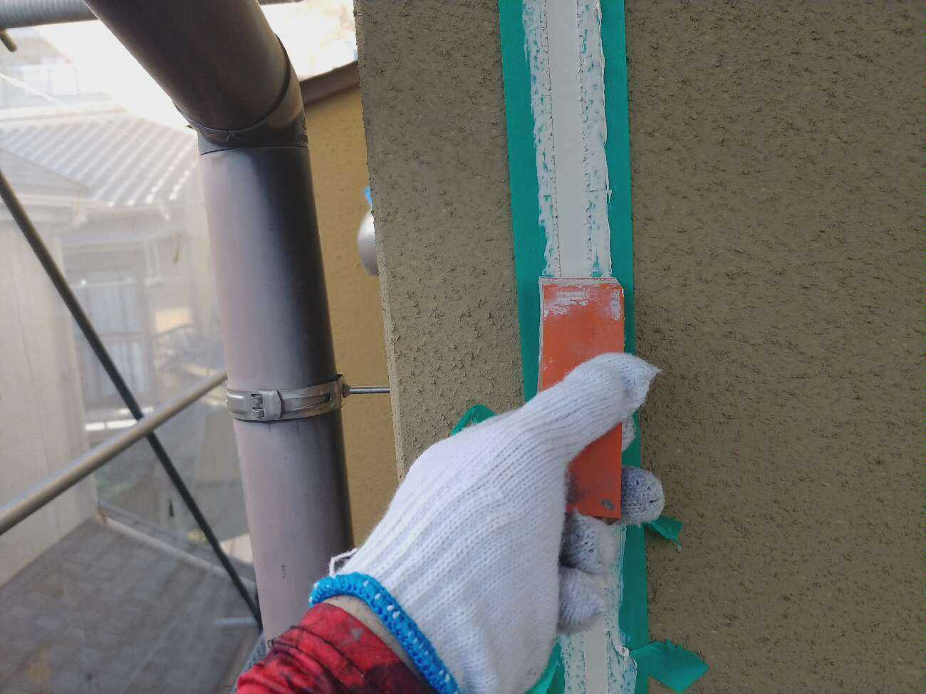 へらで余分なシーリング材を撤去